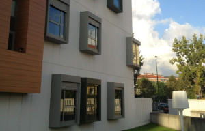 Ejemplos de recercos monopieza, aislamiento para fachada ventilada