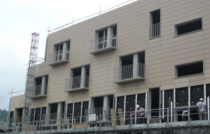 Ejemplos de recercos monopieza, aislamiento para fachada ventilada