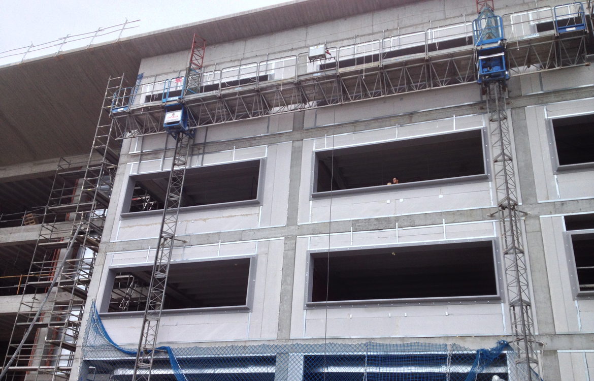 Fabricación e instalación de premarco en fachada ventilada, Universidad Europea del Atlántico, Santander