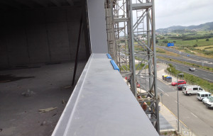 Fabricación e instalación de premarco en fachada ventilada, Universidad Europea del Atlántico, Santander