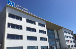 Fabricación e instalación de premarco en fachada ventilada, Universidad Europea del Atlántico, Santander