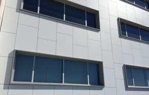Fabricación e instalación de premarco en fachada ventilada, Universidad Europea del Atlántico, Santander
