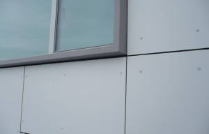 Fabricación e instalación de premarco en fachada ventilada, Universidad Europea del Atlántico, Santander