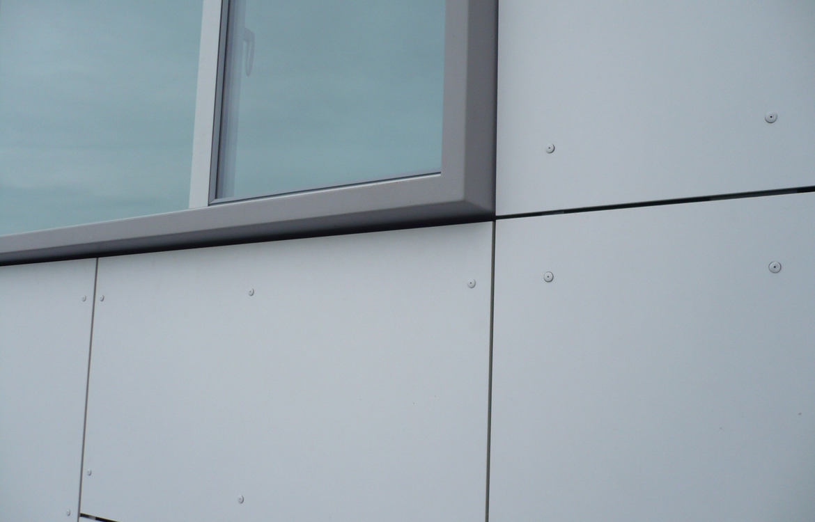 Fabricación e instalación de premarco en fachada ventilada, Universidad Europea del Atlántico, Santander