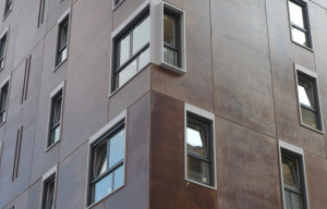 Fabricación e instalación de recerco en fachada prefabricada de hormigón