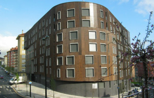 Fabricación e instalación de recerco en fachada prefabricada de hormigón