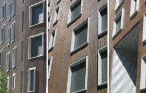 Fabricación e instalación de recerco en fachada prefabricada de hormigón