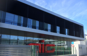 Paneles sándwich para fachada, edificio Aic Automotive Intelligence Center