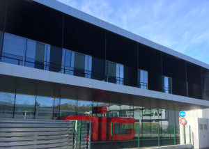 Paneles sándwich para fachada, edificio Aic Automotive Intelligence Center