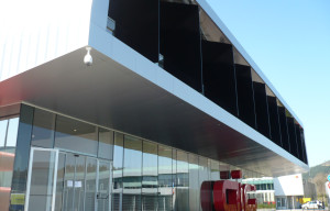 Paneles sándwich para fachada, edificio Aic Automotive Intelligence Center