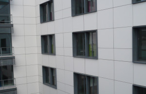 Recerco en función de premarcos dobles en fachada ventilada de cerámica, Hospital Urduliz