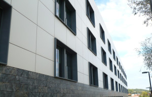 Recerco en función de premarcos dobles en fachada ventilada de cerámica, Hospital Urduliz
