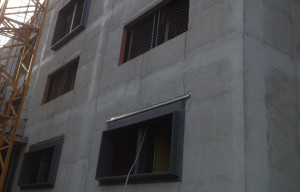 Recerco en función de premarcos dobles en fachada ventilada de cerámica, Hospital Urduliz