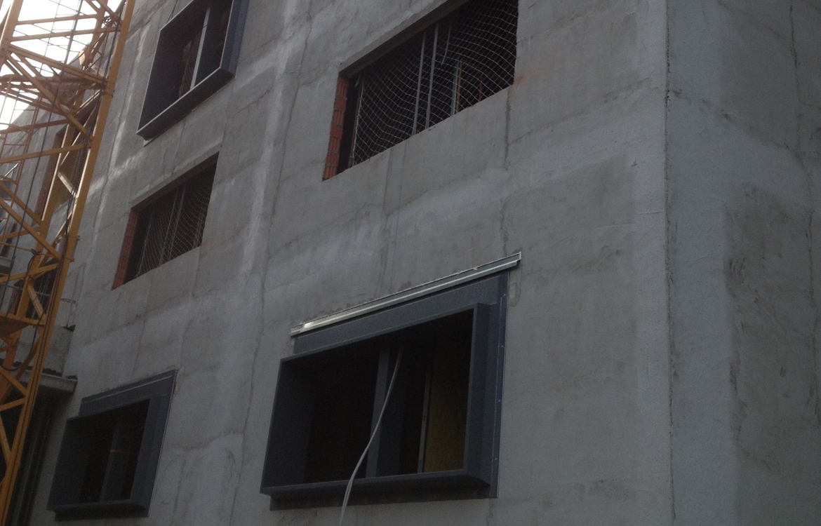 Recerco en función de premarcos dobles en fachada ventilada de cerámica, Hospital Urduliz