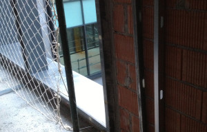 Recerco en función de premarcos dobles en fachada ventilada de cerámica, Hospital Urduliz