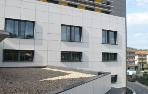 Recerco en función de premarcos dobles en fachada ventilada de cerámica, Hospital Urduliz