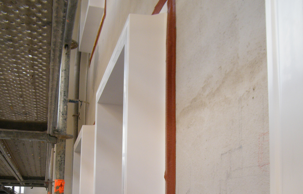 Rehabilitación de fachada con placa ULMA y recercos en Donostia