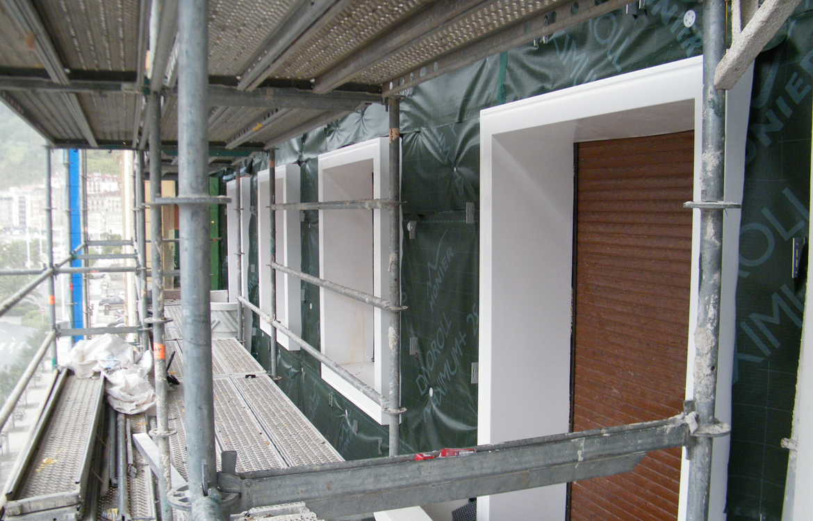 Rehabilitación de fachada con placa ULMA y recercos en Donostia