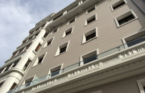 Rehabilitación de fachada con placa ULMA y recercos en Donostia