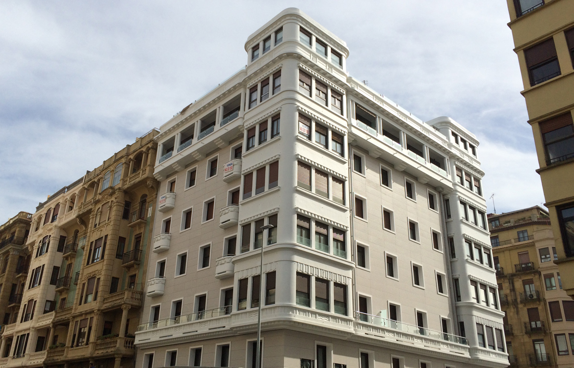 Rehabilitación de fachada con placa ULMA y recercos en Donostia